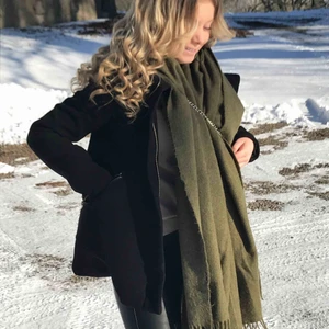  - Elegant, svart kappa med gulddetaljer. Två fickor på framsidan och luvan är avtagbar  Köpt för 600kr