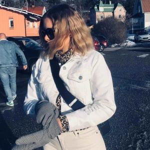  - Vit croppad jeansjacka perfekt för höst/vår-garderoben. Stickad tröja får plats under! Sparsamt använd. Köpt för 400kr