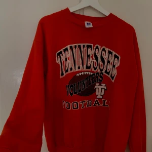 Beyond retro sweatshirt - Skitsnygg sweatshirt från beyond retro, köpte av en på Plick men passade inte mig så bra💕 röd/orange Sitter som en oversized S/M! •Skriv bud i kommentarerna• •Budgivning avslutas på lördag!• Köparen står för frakt och betalning sker via swish.