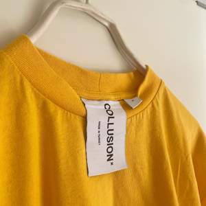 ✨ Gul t-shirt från Collusion, storlek S (oversize modell) 💛