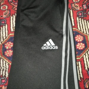 Adidasbyxor 100 kr - Adidasbyxor storlek 164 