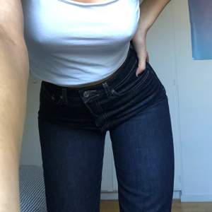 Mycket sparsamt använda jeans från Weekday. Modellen är lash. Köpta för 500. Snygg mörkblå slitstark färg. Jag är 172 cm. Pris 180+frakt ☺️☺️☺️