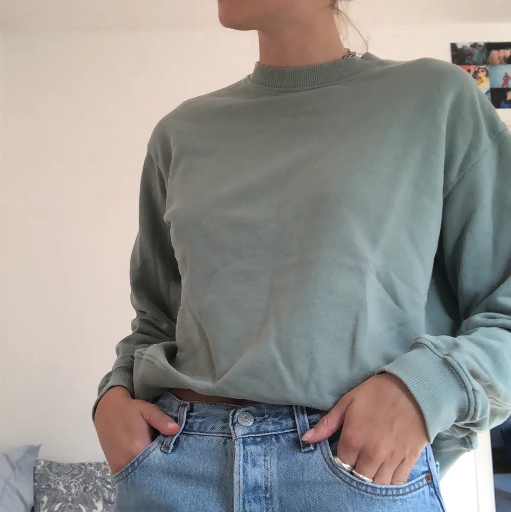 En går/mintgrön sweatshirt från NAKD! Fint skick, storlek M! Inte oversized! Pris 120kr + frakt!! Färgen är liiite mer grön i verkligheten . Tröjor & Koftor.