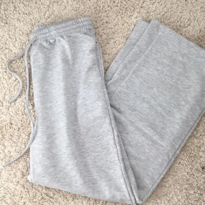 Vida mjukisbyxor - Helt oanvända sweatpants från shein, säljer då dom va aningen korta på mg som är 173, passar 170- bäst❤️ skriv för fler bilder