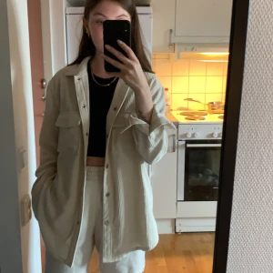 Overshirt - Krämvit / ljusbeige overshirt i manchestertyg. Är i bra skick. Är från GinaTricot och är i Storlek S🌼Köparen står för frakten