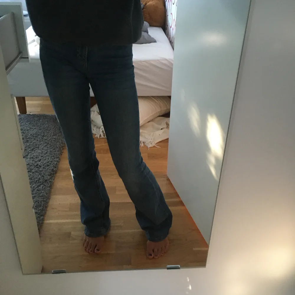 Super fina jeans i jätte bra skick! Jag är ca 165 cm lång och dem går ner för hälarna på mig😛 Spårbar fram kostar 63 kr. Jeans & Byxor.
