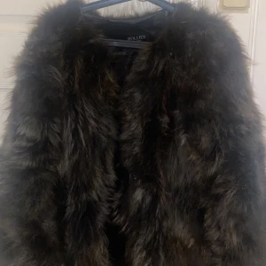 Hollies jacka - Säljer min älskade hollies jacka då den ej kommer till användning längre. Hela jackan är i äkta päls och det är tvättbjörn. Denna jacka säljs inte längre vad jag vet om, därav tänker jag ej sälja den alldeles för billigt. Köpte den för runt 6000 kr.