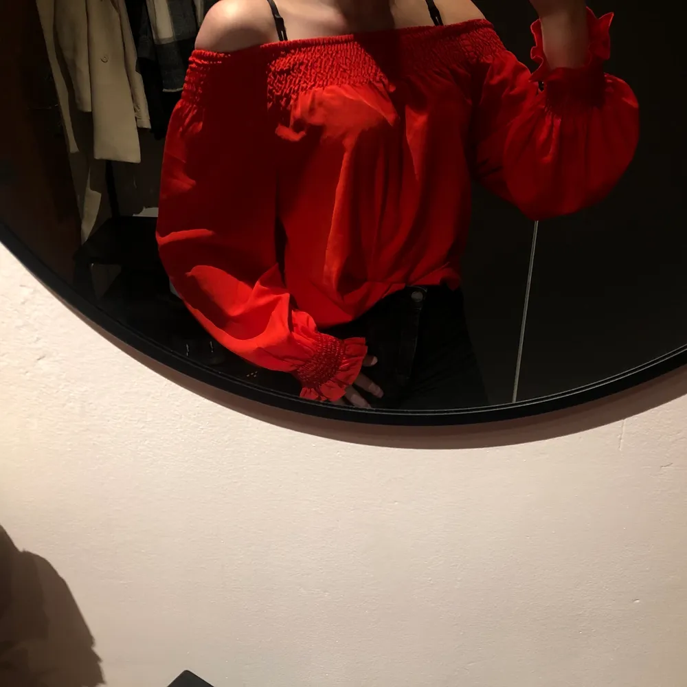 Jätte fin röd topp från Gina tricot i stl S❤️ säljer pga att den bara ligger i garderoben. köparen står för frakt . Toppar.