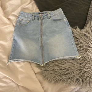 Jeans kjol - Jätte fin kort jeanskjol som tyvärr var för lite för mig, bara använt den ett fåtal gånger, jätte fina detaljer som inte är så många men gör så mycket🌸 frakten ingår i priset men önskas det att mötas upp istället tas helt enkelt bara frakten bort🥰