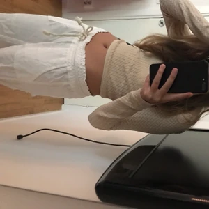 Långa linnebyxor - Säljer dess eftertraktade ass snygga långa vita linnebyxor som är slutsålda. Säljer pågrund av att de inte kommer till användning.💕💖fraktar endast, för 63kr! 🌸passar på mig som är 1,70🌸om flera vill ha så buda! 