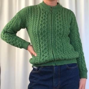 Stickad zip up🧚🏽‍♀️ - Grön stickad zip up. I fint skick!🦋