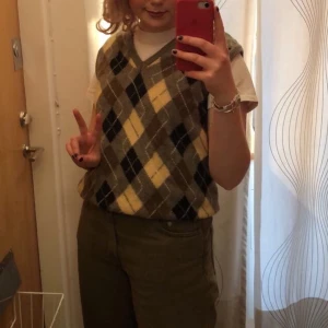 Stickad väst - Stickad väst i 8/10. Frakt står köparen för💞