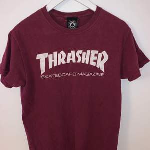 En vinröd thrasher t-shirt, använd några fåtal gånger i storlek S!