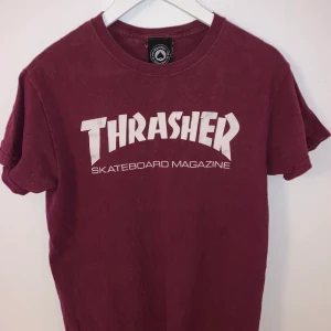 THRASHER t-shirt  - En vinröd thrasher t-shirt, använd några fåtal gånger i storlek S!