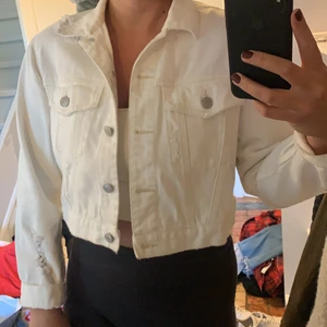 Vit jeansjacka - Kort jeansjacka i fint skick, frack tillkommer☺️