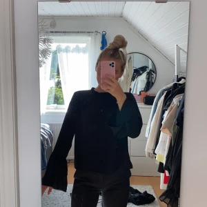 Svart blus - Svart blus med volang på armarna. Jag är normalt 36. Storlek i blusen 38. Köpare står för frakt. 