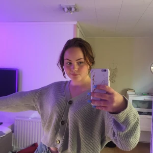 Stickad kofta <3 - Säljer min ribbstickade kofta från Lager 157 då den inte används längre, bara använt några enstaka gånger så bra skick! Storlek: M, passar bra och är oversized på mig som är vanligtvis S. Nypris 150kr, mitt pris 80kr+ frakt <3