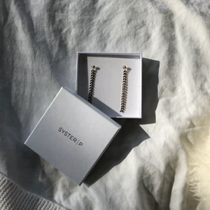 Syster P - örhängen  - Fina örhängen från syster P, använda en gång. 