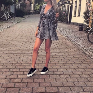 Ormmönstrad klänning  - Storlek 34. Knappt använd 