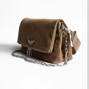 Snygg Zadig Väska! - Hej! Säljer min asnajs Zadig väska! Använd en del därav det billiga priset! Pris kan diskuteras! Den är liten missfärgad men de ser lite vintage ut till skillnad från när den va ny❤️🧚🏼‍♂️. Passar sjukt bra nu till hösten! Köpt på Zadig i Nice för 3999:- säljaren står för frakten :) 😘