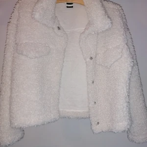 Gina Tricot fluffy jacket strl M - En polyester jacka, den är väldigt mjuk och skön. Har bara använt den en gång, det var till en föreställning men nu behöver jag inte den längre❤️❤️