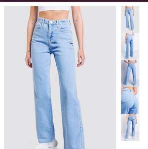 Mom jeans jättefina fr maskade i storlek 34! Köptes för 550kr  säljer för 350kr ! Hör av er