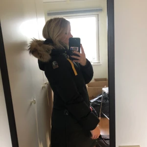 Jacka - Parajumper jacka i storlek xs, använd typ en halv vinter. Är i fint skick! Köpt på nk i Stockholm. Köpt för ca 10 000
