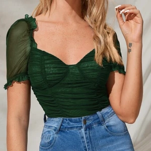 Grön top  - Grön top köpt från shein, aldrig använd då den inte passade min kroppstyp