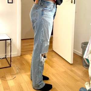 Säljer mina asnajs Levis jeans i modellen 501! Väldigt sparsamt använda därav mycket bra skick. Storleken skulle jag säga passar från både 27-29 i midjan! 😘     nypris 1199:- köpta på Nelly.com. Säljaren står själv för frakten! :)  