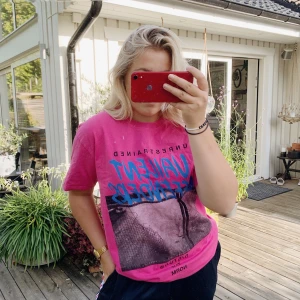 T-shirt  - Säljer min superfina skrikrosa T-shirt från Carlings. Väldigt cool T-shirt med tryck både bak och fram. Tyvärr kommer den inte till användning. (Ingen fläck på tröjan, spegeln som är skitig😁) Storlek L men skulle säga att den sitter som en M! 60kr + frakt! 🥰