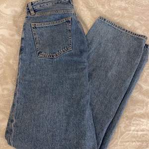 Ett par blåa jeans från monki i strl 25, gjort hålen själv. Buda i kommentarerna + köparen står för eventuell frakt!