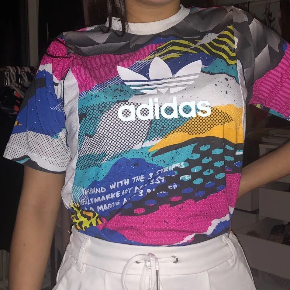 En adidas original t shirt som e slutslåld, aldrig använd, säljer pga aldrig använd och inte min stil men den tycker den är cool asf iallafall :) om flera intresseradd blir det bud!. T-shirts.