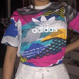 Adidas original t shirt - En adidas original t shirt som e slutslåld, aldrig använd, säljer pga aldrig använd och inte min stil men den tycker den är cool asf iallafall :) om flera intresseradd blir det bud!