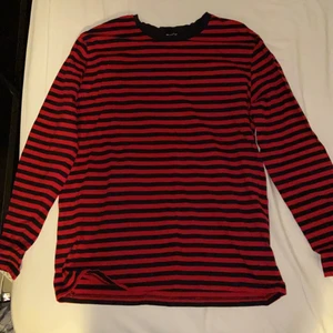 HM långarmad t-shirt strl L - Röd/svart långarmad t-shirt i strl L, men mer som en större M. Ganska kort i ärmarna. 