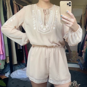 Jumpsuit Forever21 - Superfin jumpsuit från Forever21. Öppen fint i ryggen. Sparsamt använd så är i bra skick. Storlek M men passar även S🦋 skriv i dm vid intresse eller frågor💕💗