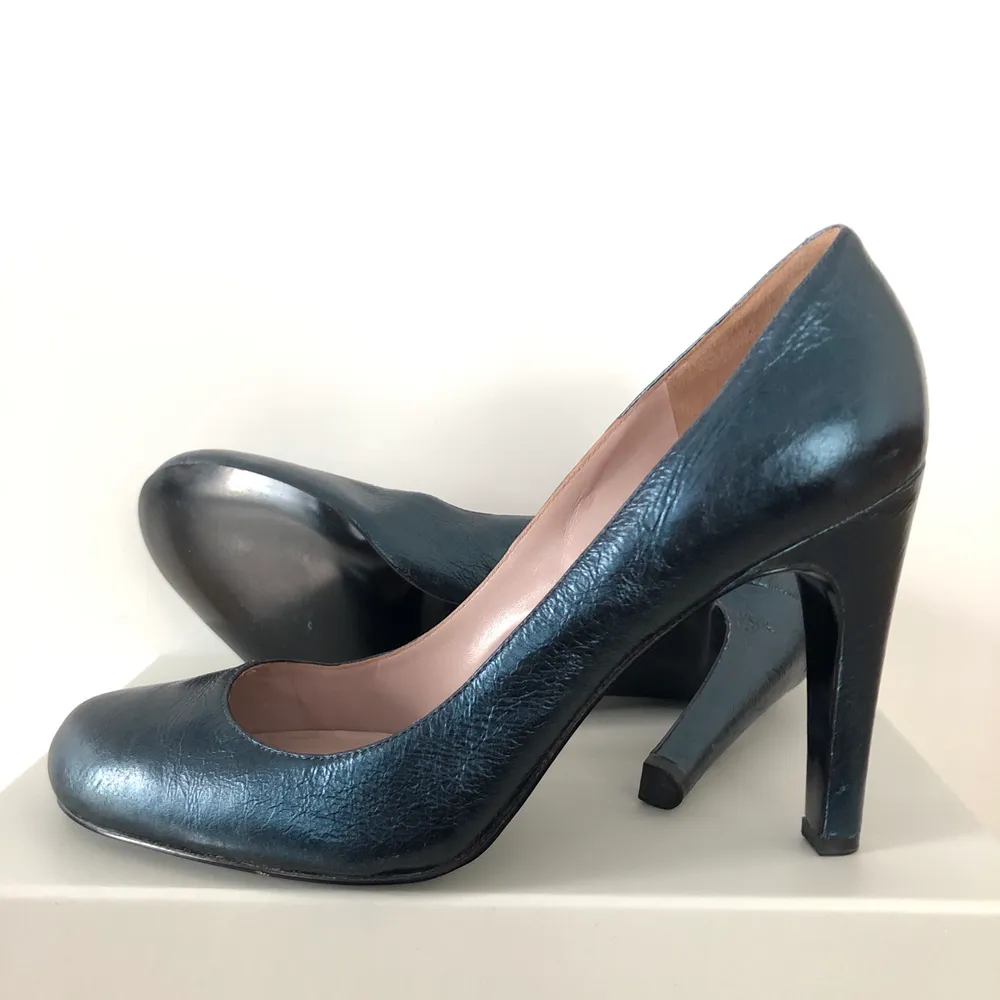 Classy dark blue high heels, worn twice only. Fits great for the office, afterwork or night out. Skor.