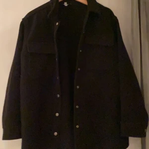 Other stories  - Jättefin svart filt kappa/jacka från & other stories, köpt för 1200kr förra året, den är i stl 38 så det finns plats för en tjockare tröja under! BUD:780kr
