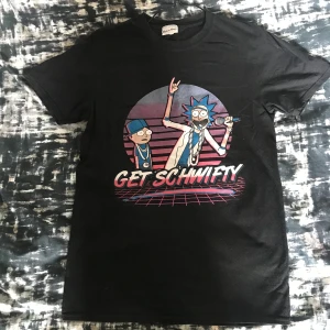 Rick & Morty - Köpt i Stockholm på Science Fiction bokhandel. Inte använt sådär jättemycket. Storlek S men passar som M. Frakt ingår i priset :)