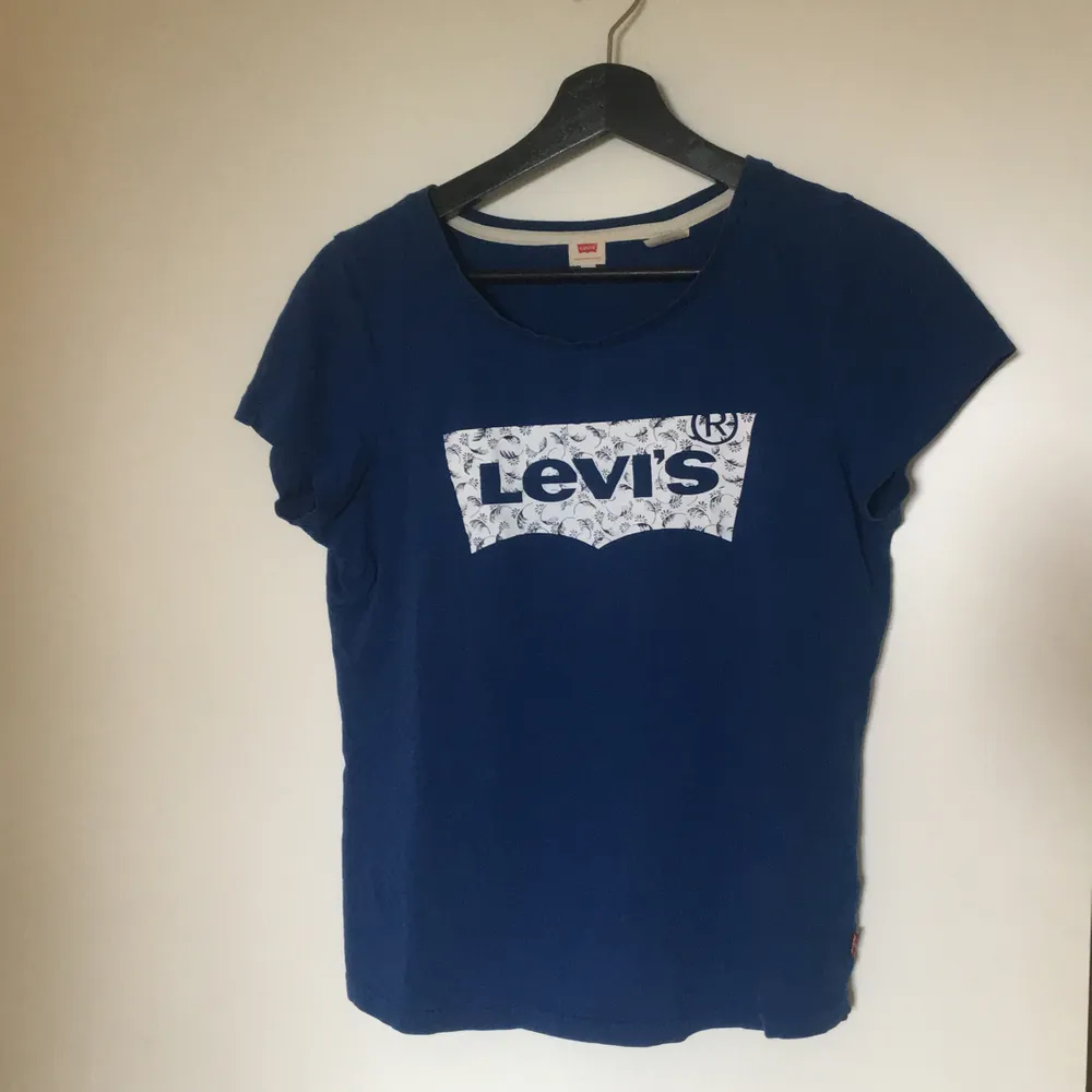 Blå T-shirt från Levis. Stl xs. Inga anmärkningar. T-shirts.