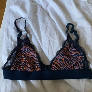Bralette  - Säljer denna bralette från bikbok. Köpt den två år sen och har aldrig använt den✨🤛🏻💖 Den är i storlek M men skulle säga att det är en S/liten M. Pris+frakt 