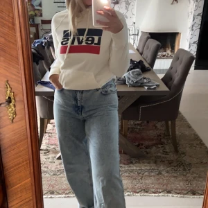 Levi’s batwing sport Hoodie  - Intressekoll på min fina och nästan helt oanvända levi’s Hoodie i färgen neutrals (gräddvit/ offwhite) köpt från Nelly.com för 649kr. Storlek xs men sitter som en S