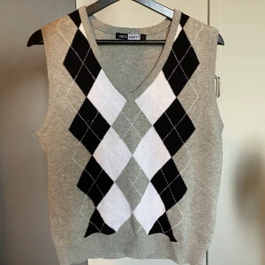 Supertrendig väst. - Säljer denna då jag ej trivs i den! Startbud 200kr + frakt