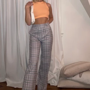 aa snygga byxor! - säljer dessa as snygga byxor från asos! (collusion) de har vanligtvis sträck på sidorna som jag sprätt bort och jag har även sprätt upp dom där nere så de blir längre! (jag är 165cm)💕💕💛 frakt tillkommer på 63kr (spårbar)!!!