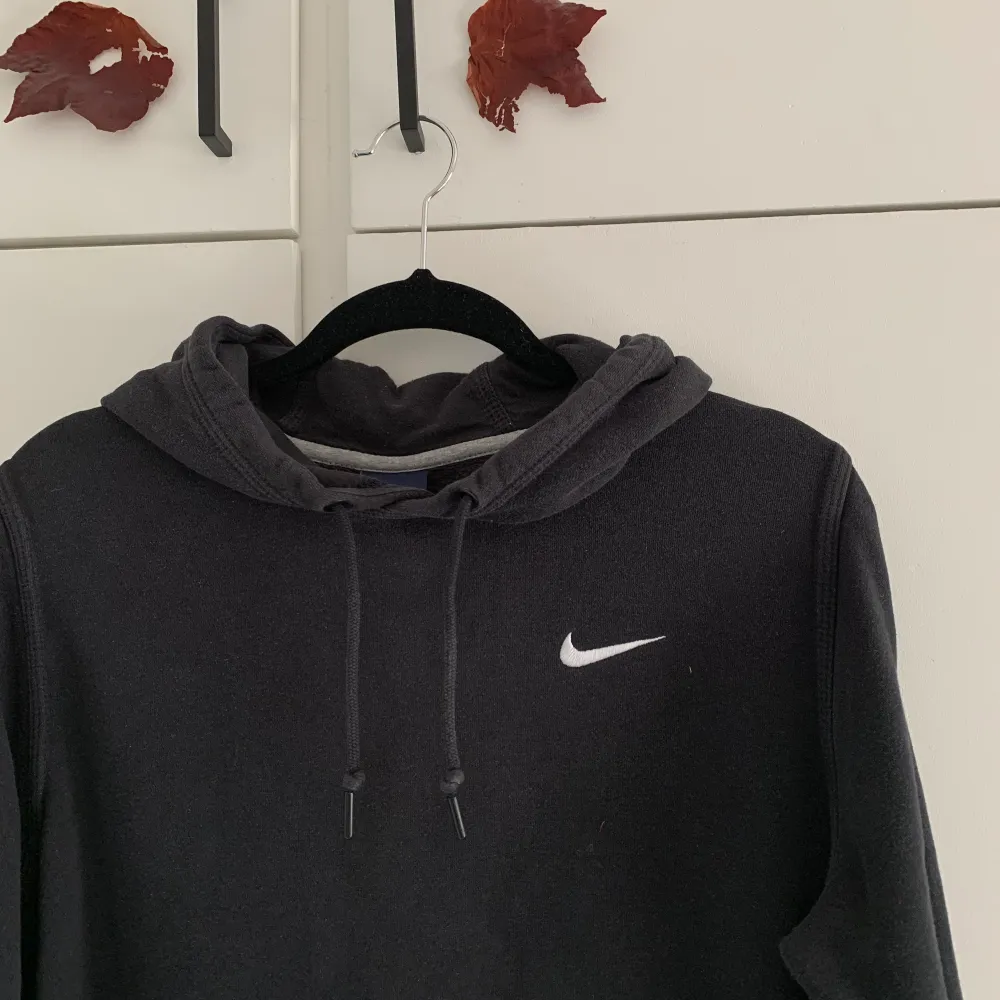 Svart Nike hoodie, stl S i herrstorlek. Buda i kommentarerna, från 250kr! Edit: Högsta bud just nu 270kr, avslutas nästa vecka. Hoodies.