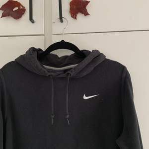 Svart Nike hoodie, stl S i herrstorlek. Buda i kommentarerna, från 250kr! Edit: Högsta bud just nu 270kr, avslutas nästa vecka
