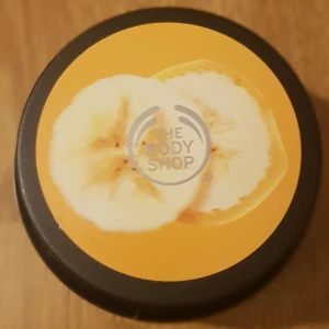Banan hårmask - Den populära hårmasken från The Body Shop. Den är använd några gånger men det mesta är kvar (se bild 3). Har alltid haft tvättade händer innan applicering. Säljer för 59kr exklusive frakt (63kr). Bjuder dock alltid på frakten vid köp över 300kr i min butik. Skriv i dm vid intresse eller för frågor! 😊