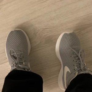 Nike skor - Säljer dessa fina Nike skor. De är använda men är fortfarande i bra skick! Frakt tillkommer.😊