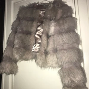 Pälsjacka - Jacka i fuskpäls, rosa/vit glansig på insidan super bekväm och snygg! Xs