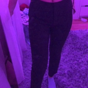 Kostym byxor - Dessa kostym byxor är låg midjade och väldigt fina, dom har inte kommit till någon användning för mig så det är därför jag säljer som!