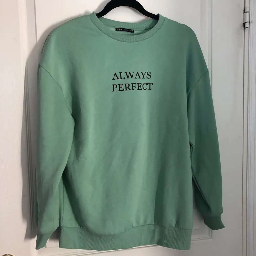 Grön, (färgen kommer inte fram i bild men mest i första bilden) jätte skön sweatshirt från Zara. I nyskick, köpt för 190kr. Tröjor & Koftor.